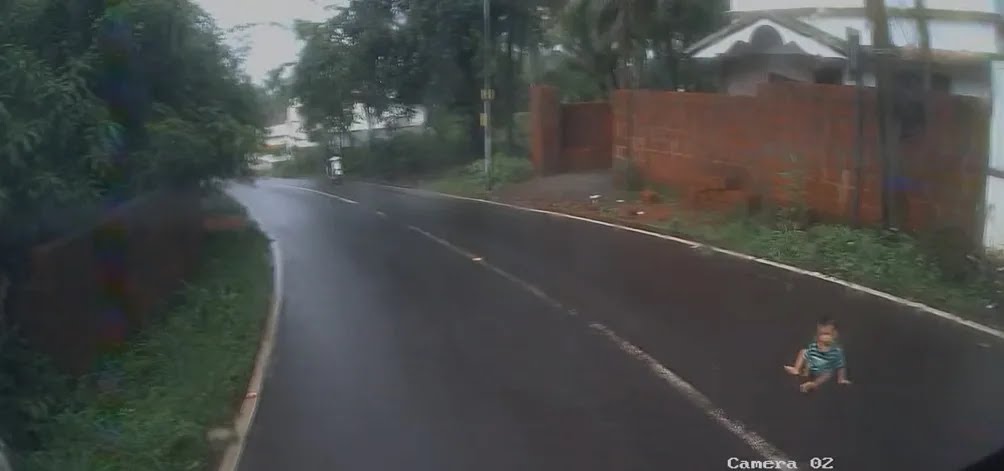 നടുറോഡില്&zwj; പിഞ്ചുകുഞ്ഞ്; രക്ഷകരായി ബസ് ജീവനക്കാർ