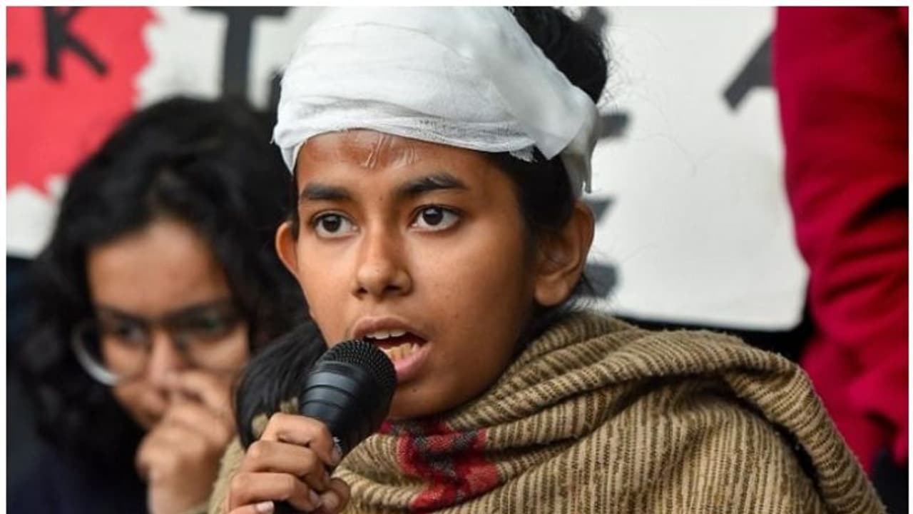 എകെജി ഭവനിൽ പൊലിസ് ; SFI നേതാവ് ഐഷി ഘോഷിനെ അറസ്റ്റുചെയ്യാൻ നീക്കം